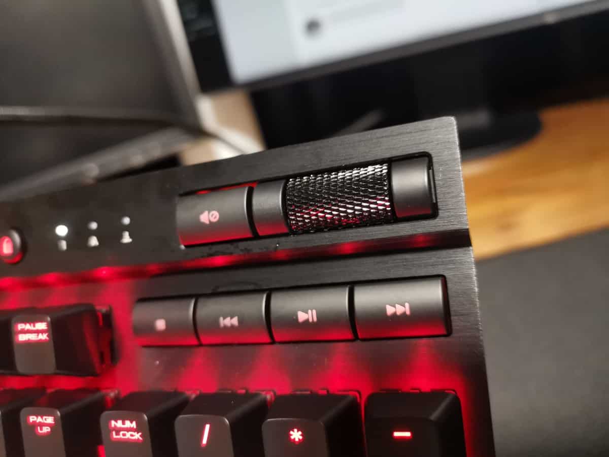 【コルセア K70 LUX レビュー】複数の機能が使いやすい！赤いライトが綺麗なゲーミングキーボード。 | ガジェビーム