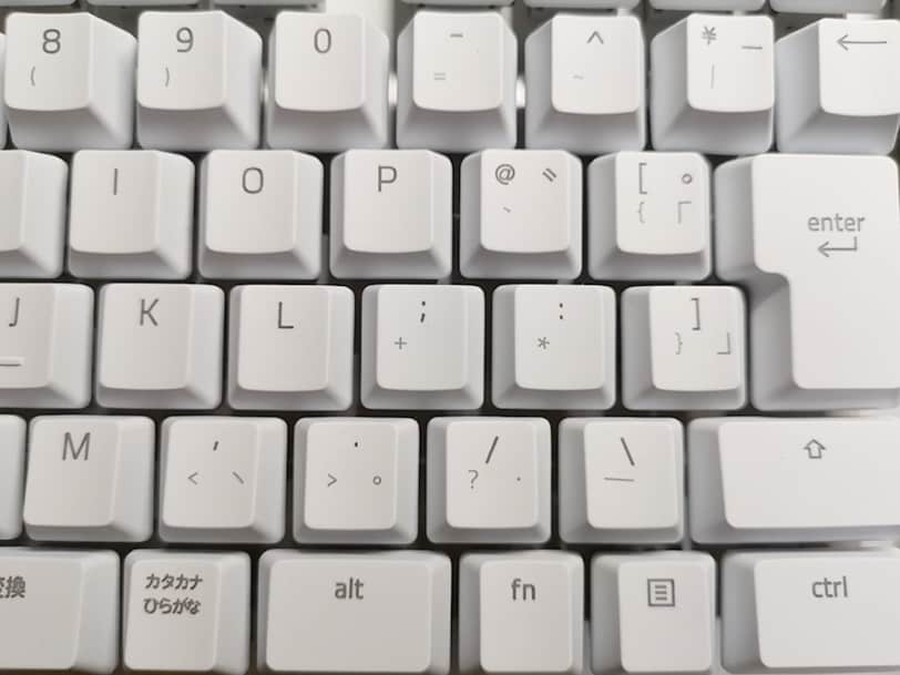 白いゲーミングキーボードは印字部分がへこんでいるデザインだと汚れがたまって目立つ