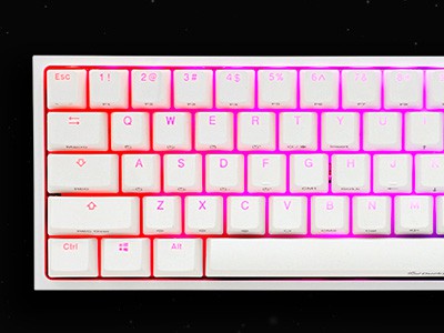 白いゲーミングキーボード おすすめのDucky One 2 Mini Pure White RGB 60% versionを上から見てライトが光っている