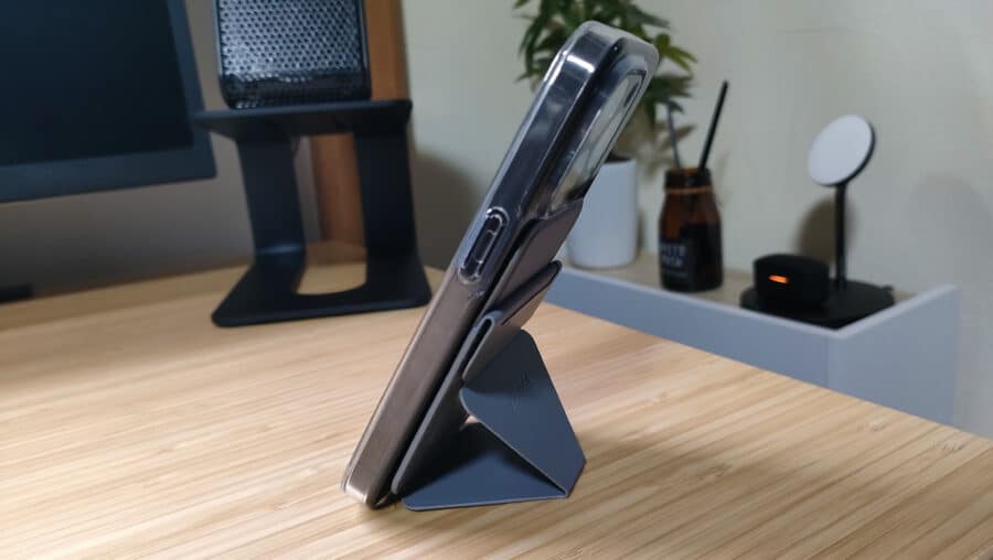 MOFT マグネットスタンドを立たせた