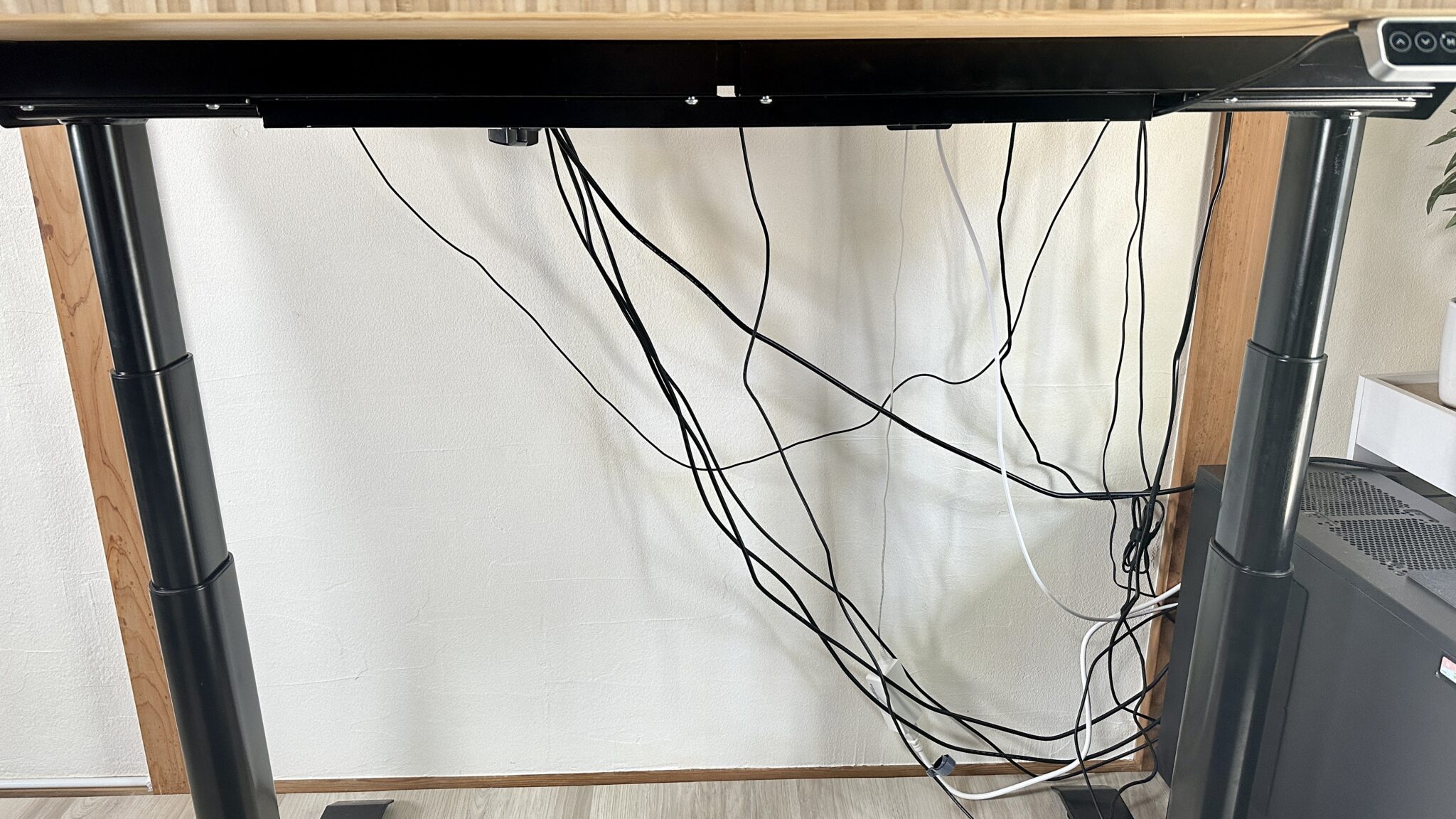PCデスク周りを配線整理だ!ケーブルをすっきり9割収納できる便利グッズをご紹介。 | ガジェビーム