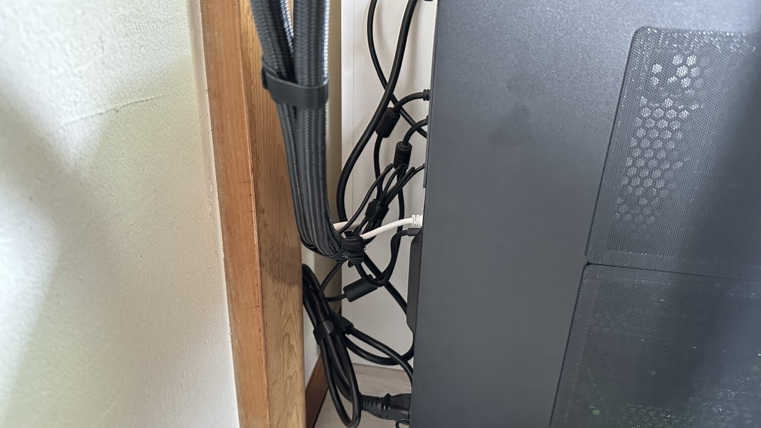 PCデスク周りを配線整理だ!ケーブルをすっきり9割収納できる便利グッズをご紹介。 | ガジェビーム