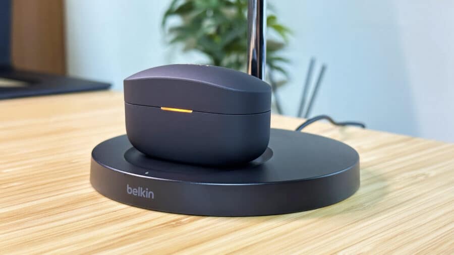 Belkin boost charge pro 2-in-1でワイヤレスイヤホンを充電している