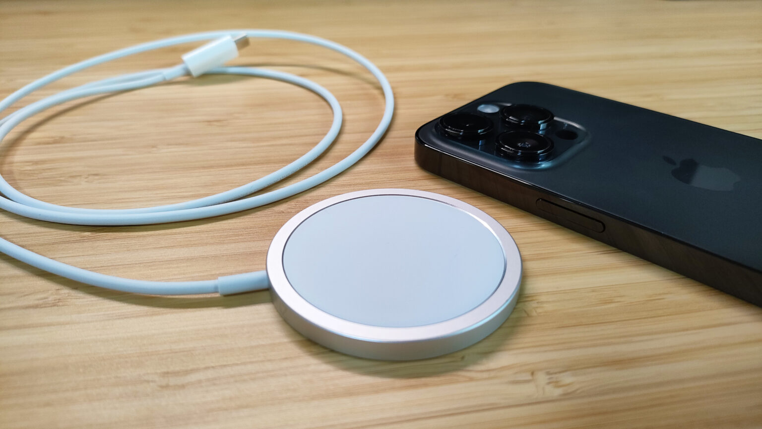 【Apple純正 MagSafe充電器 レビュー】正しく使えば優秀！マグネットで着脱が簡単なワイヤレス充電器。 | ガジェビーム